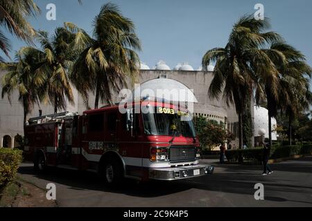 Managua, Nicaragua. 31 luglio 2020. La vigile del fuoco si trova di fronte alla cattedrale. Un uomo ha gettato una bottiglia incendiaria contro la cattedrale. Secondo i media locali, si dice che nelle ultime settimane siano stati commessi attacchi contro altre due chiese. I luoghi di culto cattolici hanno offerto rifugio agli studenti e ai membri dell'opposizione durante le proteste contro il governo del capo di stato Ortega nel 2018. Credit: Carlos Herrera/dpa/Alamy Live News Foto Stock