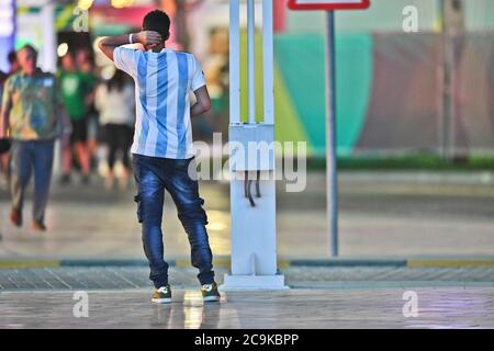 Tifoso di calcio con maglia argentina. Stadio internazionale Khalifa, Doha, Qatar Foto Stock