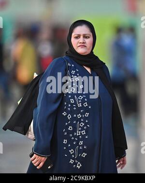 Donna musulmana che indossa hijab nero. Doha, Qatar Foto Stock