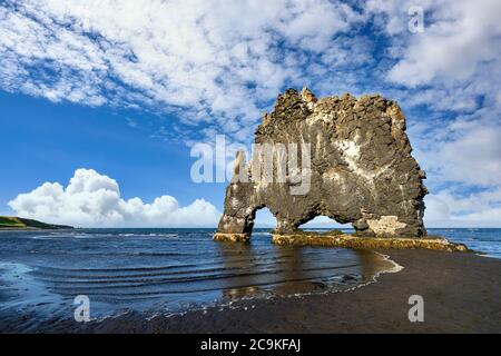 Hvitserkur è una strana pietra a forma di drago e mostro. Sulla costa settentrionale dell'Islanda, su un cielo blu chiaro e splendide nuvole, questo posto Foto Stock