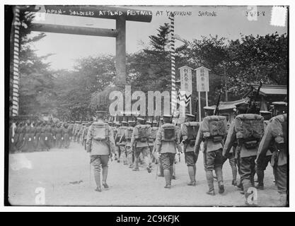 Giappone - i soldati assistono ad un festival al Santuario Yasukuni Foto Stock