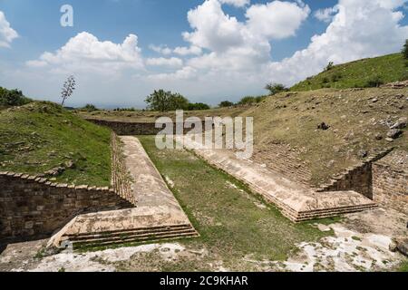 Il più grande campo da palla nelle rovine della città di Zapotec di Atzompa, vicino a Oaxaca, Messico. È il più grande campo da palla del gruppo Monte Alban di rui Foto Stock