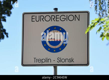 Treplin, Germania. 31 luglio 2020. Un segno dell'Euroregione Pro Europa Viadrina con i nomi di località Treplin e il polacco Slonsk. L'Euroregion Pro Europa Viadrina si trova al confine tedesco-polacco. L'obiettivo è quello di promuovere una cooperazione transfrontaliera e basata sul partenariato di questa regione. Più di 170 progetti di gemellaggio urbano sono registrati nel Brandeburgo. Non tutti sono ancora attivi, secondo l'Associazione dei Comuni di Brandeburgo. Credit: Patrick Pleul/dpa-Zentralbild/ZB/dpa/Alamy Live News Foto Stock