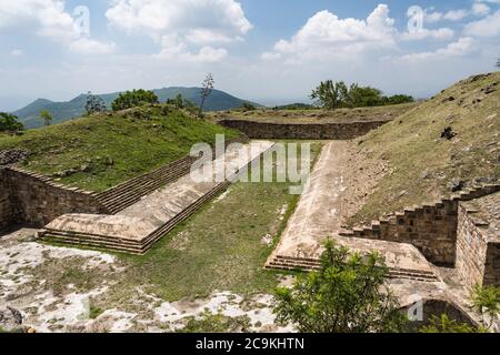 Il più grande campo da palla nelle rovine della città di Zapotec di Atzompa, vicino a Oaxaca, Messico. È il più grande campo da palla del gruppo Monte Alban di rui Foto Stock