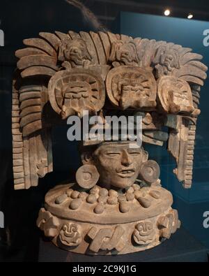 Un grande effigie in ceramica dalle rovine della città zapotec di Atzompa nel Museo Comunale Santa Maria Atzompa, Oaxaca, Messico. Simboli sull'hea Foto Stock