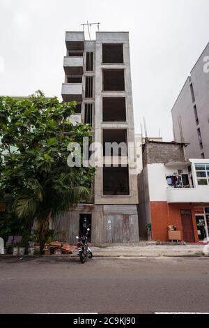 Hulumale / Maldive - 20 agosto 2019: Edificio alto e stretto in costruzione a Hulhumale Foto Stock