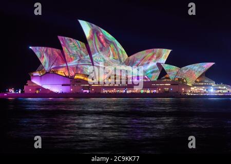 Splendidi motivi proiettati sul lato della Sydney Opera House durante il festival "Vivid Sydney". Sydney, Australia, maggio 28 2019 Foto Stock