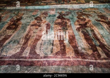 Un murale affresco che mostra i signori Maya nella stanza 3 del Tempio dei murales nelle rovine della città maya di Bonampak a Chiapas, Messico. Foto Stock