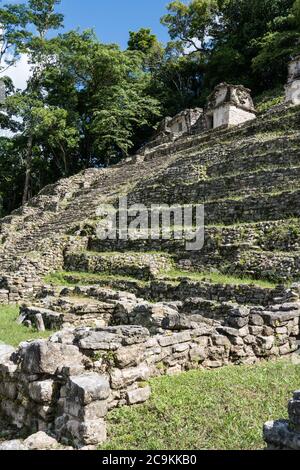 Templi III, IV e V in cima a una piramide nelle rovine della città maya di Bonampak a Chiapas, Messico. Foto Stock