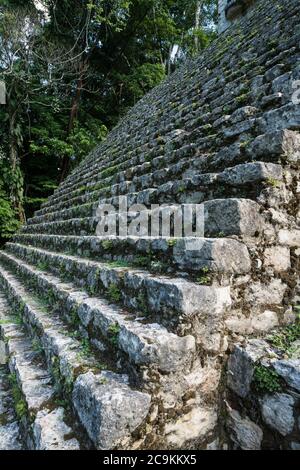 Scale molto ripide alle rovine della città maya di Bonampak a Chiapas, Messico. Foto Stock