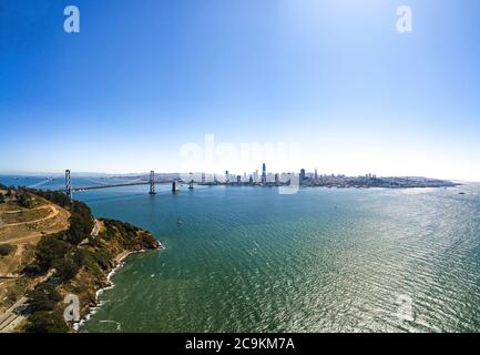 Skyline di San francisco con ponte sulla baia preso da Treasure Island Foto Stock