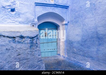 Le porte blu sono abbondanti a Chefchaouen, Marocco Foto Stock