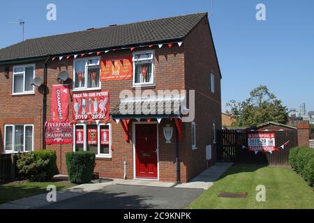 Liverpool, Regno Unito. 31 luglio 2020. Una vista dei banner di supporto del Liverpool Football Club adornano in una casa residenziale.Liverpool è stato incoronato i vincitori della Lega 2019-20, il loro primo titolo di campionato dal 1990. Credit: SOPA Images Limited/Alamy Live News Foto Stock