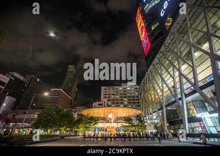 Bangkok, Thailandia. 31 luglio 2020. Una visione generale del nuovissimo Apple Store di Central World durante l'evento di apertura del primo giorno, mentre i clienti vedevano fare la coda all'esterno in attesa del loro turno per rispettare la sicurezza di allontanamento sociale all'interno del negozio. Credit: SOPA Images Limited/Alamy Live News Foto Stock