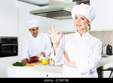 Ritratto di donna professionale chi è in posa di cucina presso la caffetteria. Foto Stock