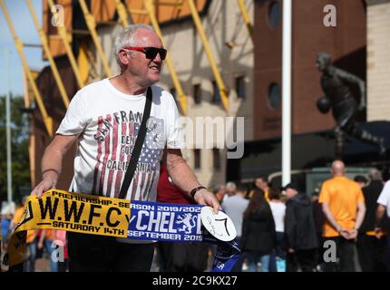 Venditore di strada di lupi e sciarpe di Chelsea mezzo e mezzo fuori Molineux e vicino alla statua di Billy Wright su Waterloo Street prima della partita della Premier League a Molineux, Wolverhampton. Foto Stock