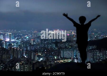 Seoul, Corea del Sud. 31 luglio 2020. Gli escursionisti scattano foto in un fotostore vicino alla cima del monte Inwangsan a Jongno-GU Seoul, famosa per le escursioni notturne. Credit: Won-Ki min/ZUMA Wire/Alamy Live News Foto Stock