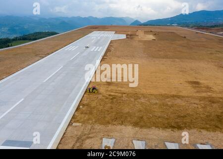 Chongqing, comune cinese di Chongqing. 31 luglio 2020. La foto aerea mostra i macchinari pesanti che lavorano su progetti di sostegno accanto alla pista dell'aeroporto di Xiannyushan in fase di costruzione nel distretto di Wulong, il comune di Chongqing, nella Cina sudoccidentale, il 31 luglio 2020. La costruzione dell'aeroporto Xiannyushan di Chongqing terminerà entro la fine del 2020. Il nuovo aeroporto dispone di una pista di 2,800 metri e di un edificio di 6,000 metri quadrati. I voli di prova e altri lavori preparatori sono previsti per la metà di agosto. Credit: Liu Chan/Xinhua/Alamy Live News Foto Stock