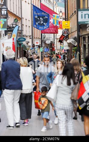 Stoccolma, Svezia - 31 luglio 2020: Persone che passeggiano sulla affollata via Vasterlangatan nel quartiere della città vecchia. Foto Stock