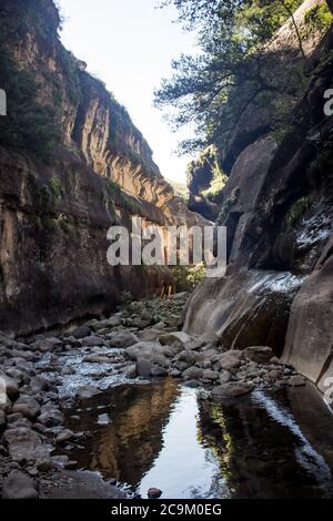 Le ripide scogliere di arenaria della Gola di Tugela si riflettono nel fiume Tugela nel Parco Nazionale reale Natal, Monti Drakensberg, Sudafrica Foto Stock