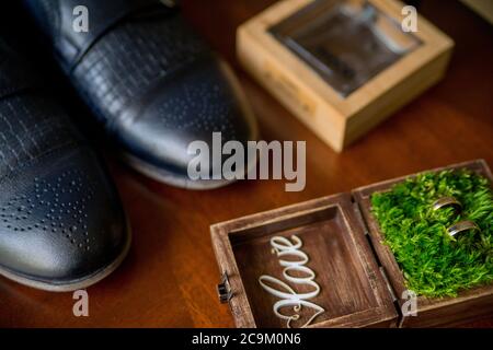 una scatola per gli anelli di nozze e le scarpe dello sposo Foto Stock