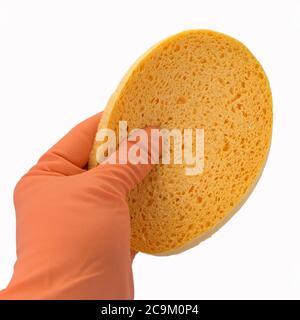 Mano con spugna di pulizia isolata su fondo bianco Foto Stock
