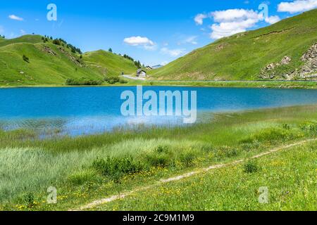 Piccolo lago alpino sul Passo della Maddalena (Colle della Maddalena) situato al confine tra Italia e Francia Foto Stock