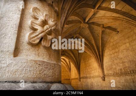 LISBONA, PORTOGALLO - 3 FEBBRAIO 2019: Chiostro del monastero di Jeronimos a Belem, Lisbona, Portogallo, sito dell'unesco e il migliore esempio di manueline tardivo Foto Stock