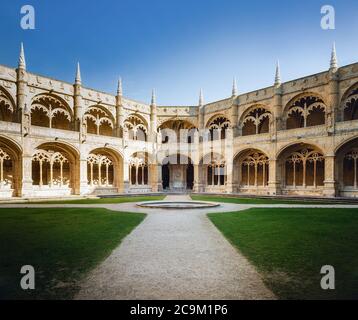 LISBONA, PORTOGALLO - 3 FEBBRAIO 2019: Chiostro del monastero di Jeronimos a Belem, Lisbona, Portogallo, sito dell'unesco e il migliore esempio di manueline tardivo Foto Stock