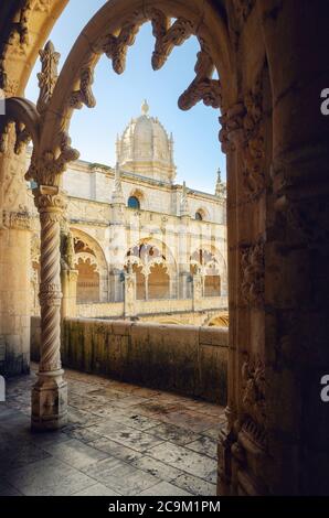 LISBONA, PORTOGALLO - 3 FEBBRAIO 2019: Cupola e campanile della chiesa di Santa Maria di Belem incorniciati negli archi del chiostro del monastro Jeronimos Foto Stock