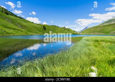 Piccolo lago alpino sul Passo della Maddalena (Colle della Maddalena) situato al confine tra Italia e Francia Foto Stock