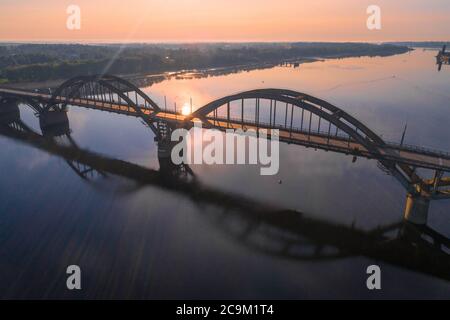 Sopra il ponte dell'automobile attraverso il fiume Volga all'inizio di luglio mattina. Rybinsk, Russia Foto Stock