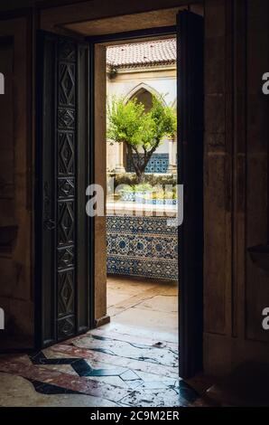 TOMAR, PORTOGALLO - 31 GENNAIO 2019: Porta al chiostro del convento di cristo, antica roccaforte dei templari e monastero a Tomar, Portogallo, il jan Foto Stock