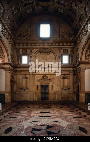 TOMAR, PORTOGALLO - 31 GENNAIO 2019: La sacrestia rinascimentale in stile manuelino del convento di cristo, antica roccaforte dei templari e monastero di Tom Foto Stock