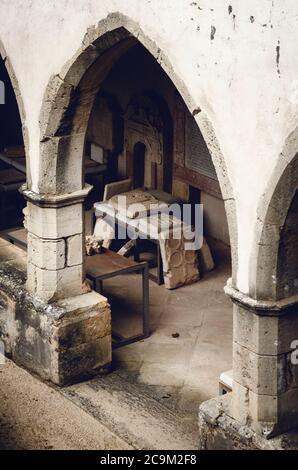 TOMAR, PORTOGALLO - 31 GENNAIO 2019: Lavori di restauro di lapidi medievali e barocche nel chiostro del convento di cristo, antico tempro Foto Stock