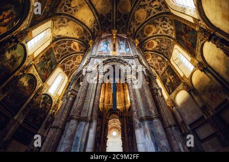 TOMAR, PORTOGALLO - 31 GENNAIO 2019: Il manuelino tardo gotico decorato chiesa rotonda del convento di cristo, antica roccaforte dei templari e monastro Foto Stock