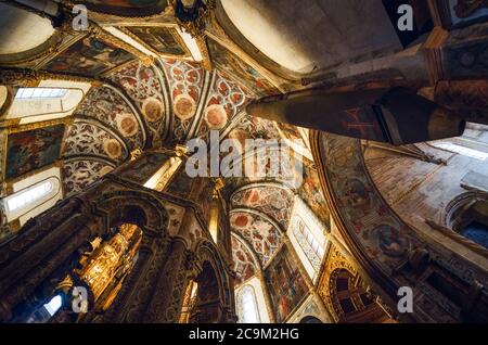 TOMAR, PORTOGALLO - 31 GENNAIO 2019: Il manuelino tardo gotico decorato chiesa rotonda del convento di cristo, antica roccaforte dei templari e monastro Foto Stock