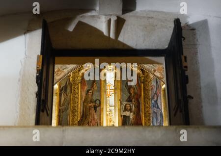 TOMAR, PORTOGALLO - 31 GENNAIO 2019: Particolare del manuelino tardo gotico decorato chiesa rotonda del convento di cristo, antica roccaforte dei templari An Foto Stock