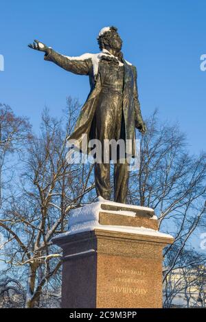 ST. PETERSBURG, RUSSIA - 02 DICEMBRE 2019: Monumento al poeta russo Alexander Sergeyevich Pushkin primo piano in un giorno di sole dicembre Foto Stock