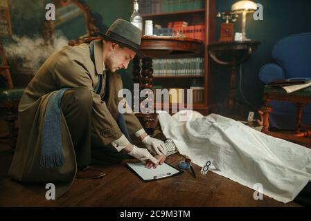 Il detective prende le impronte digitali sulla scena del crimine Foto Stock