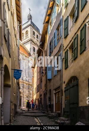 Un vicolo stretto nel centro storico di Briancon che conduce alla Collegiata di Notre-Dame e Saint-Nicolas. Briancon, Hautes-Alpes, Francia, luglio 2020 Foto Stock