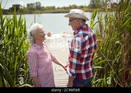 Felice vecchia coppia in momenti romantici in una giornata di sole Foto Stock