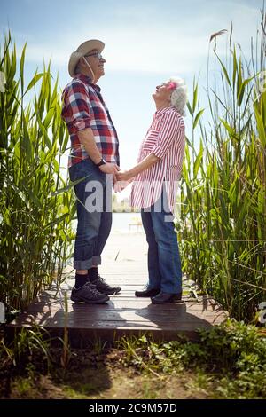 Bella vecchia coppia innamorata in una giornata di sole Foto Stock