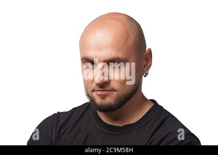 Immagine dell'uomo calvo in camicia nera su sfondo bianco Foto Stock