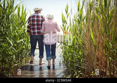 La vecchia coppia innamorata gode di momenti romantici in una giornata di sole Foto Stock