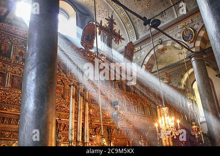 ISTANBUL, TURCHIA - 31 MARZO 2013: Raggi di luce all'interno della Cattedrale di San Giorgio. È la principale cattedrale ortodossa orientale Foto Stock