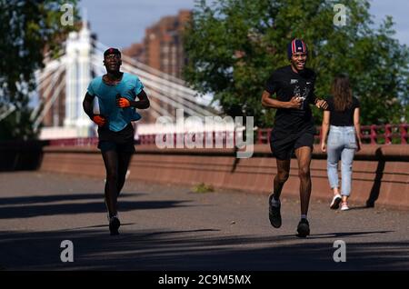 I corridori del Battersea Park corrono accanto al Tamigi a Londra. Foto Stock