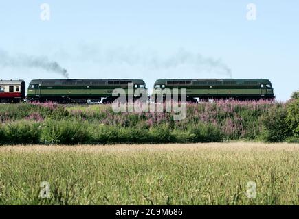 Le locomotive diesel di classe 47 D1944 "Craftsman" e D1935 "Roger Hosking ma 1925-2013" sono alla guida di un tour ferroviario di un uomo di stato, Warwickshire, Regno Unito Foto Stock