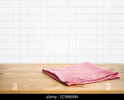 Tessuto rosso, panno su tavola di legno su sfondo blur bianco mattone di Kitchen.for montaggio prodotto display o design chiave layout visivo. Foto Stock