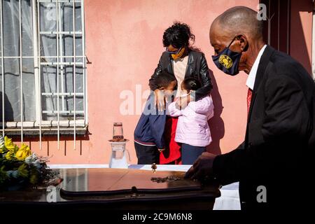 (200801) -- PECHINO, 1 agosto 2020 (Xinhua) -- i parenti di Danny Caro Lawley, morto di COVID-19, reagiscono durante i suoi funerali a Johannesburg, Sudafrica, 22 luglio 2020. (Foto di Yeshiel/Xinhua) Foto Stock